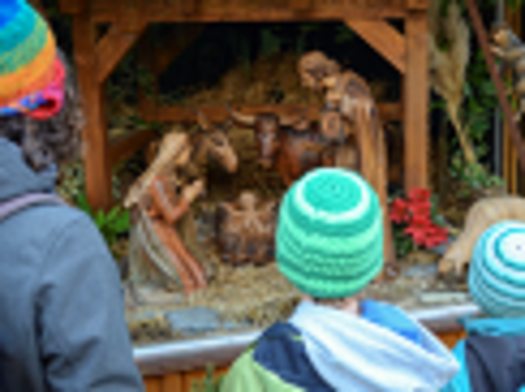 Familie an der Krippe Familie an der Krippe